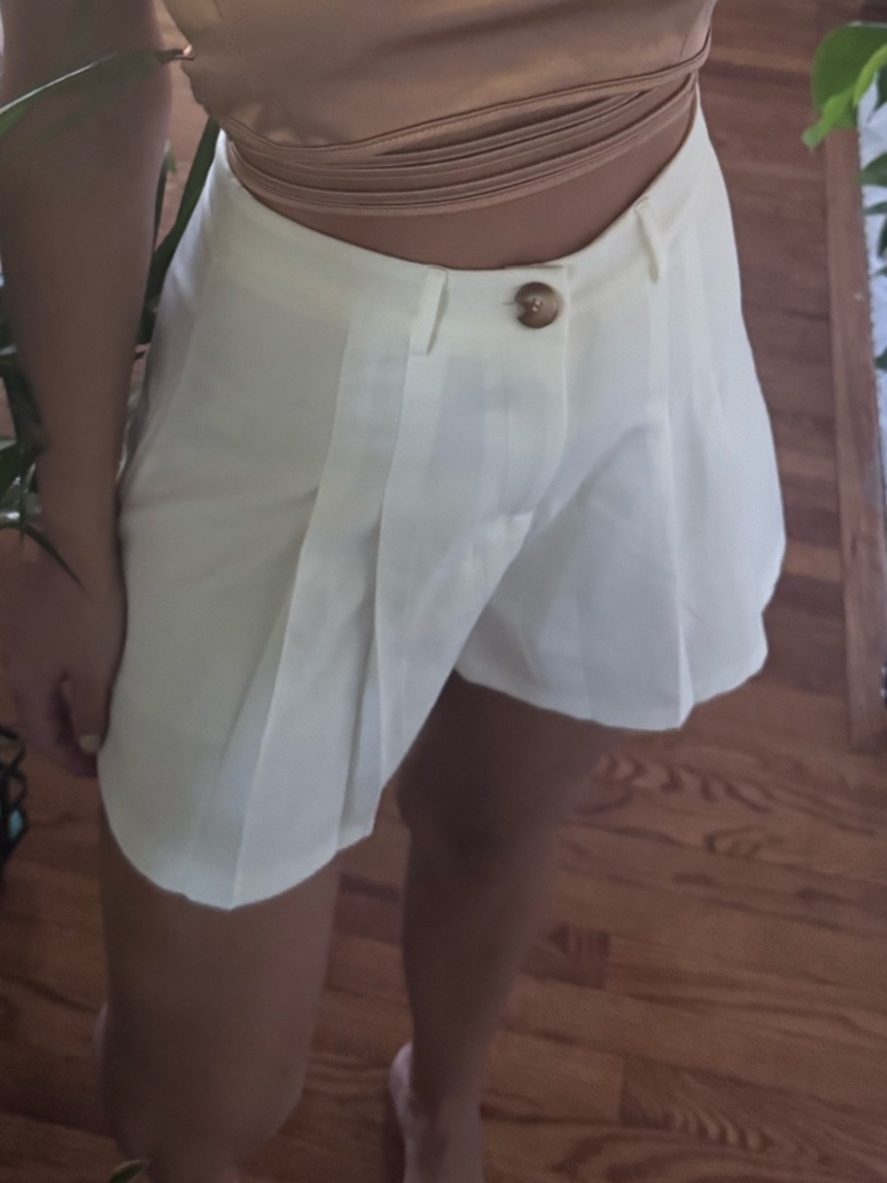 High-Waist White Pleated Women’s Shorts